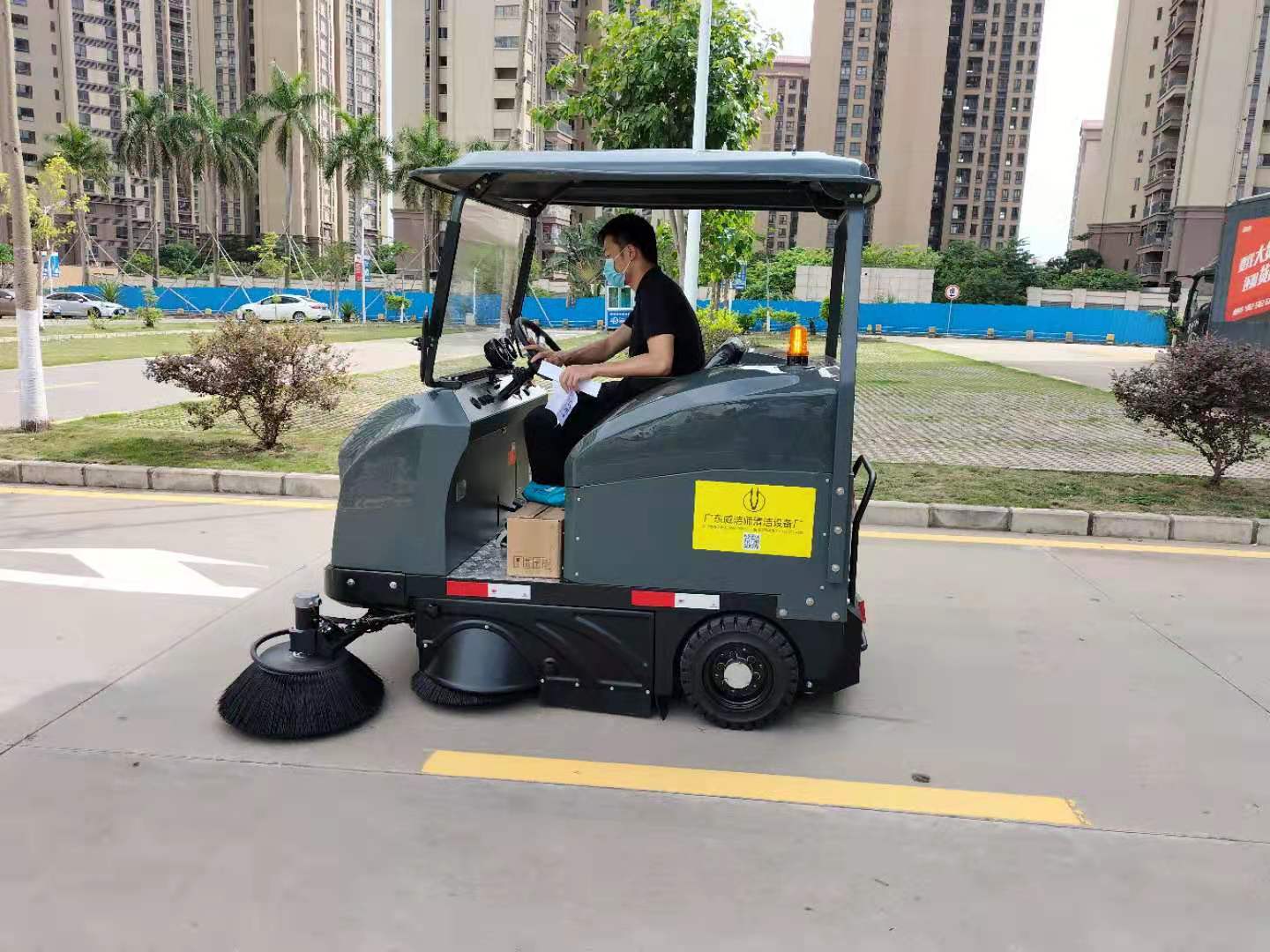 智能驱动，洁净未来：驾驶式扫地车的革新之路