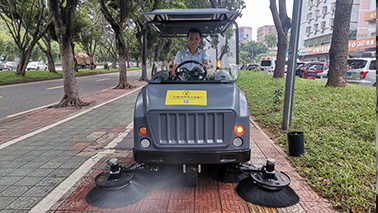 驾驶式扫地车辅助清洁提升工作效率