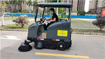 智能驱动，洁净未来：驾驶式扫地车的革新之路